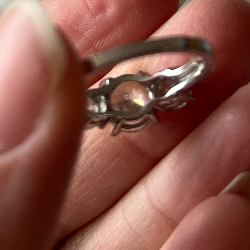 Faux diamond ring with three stone setting - Picture 3 of 3